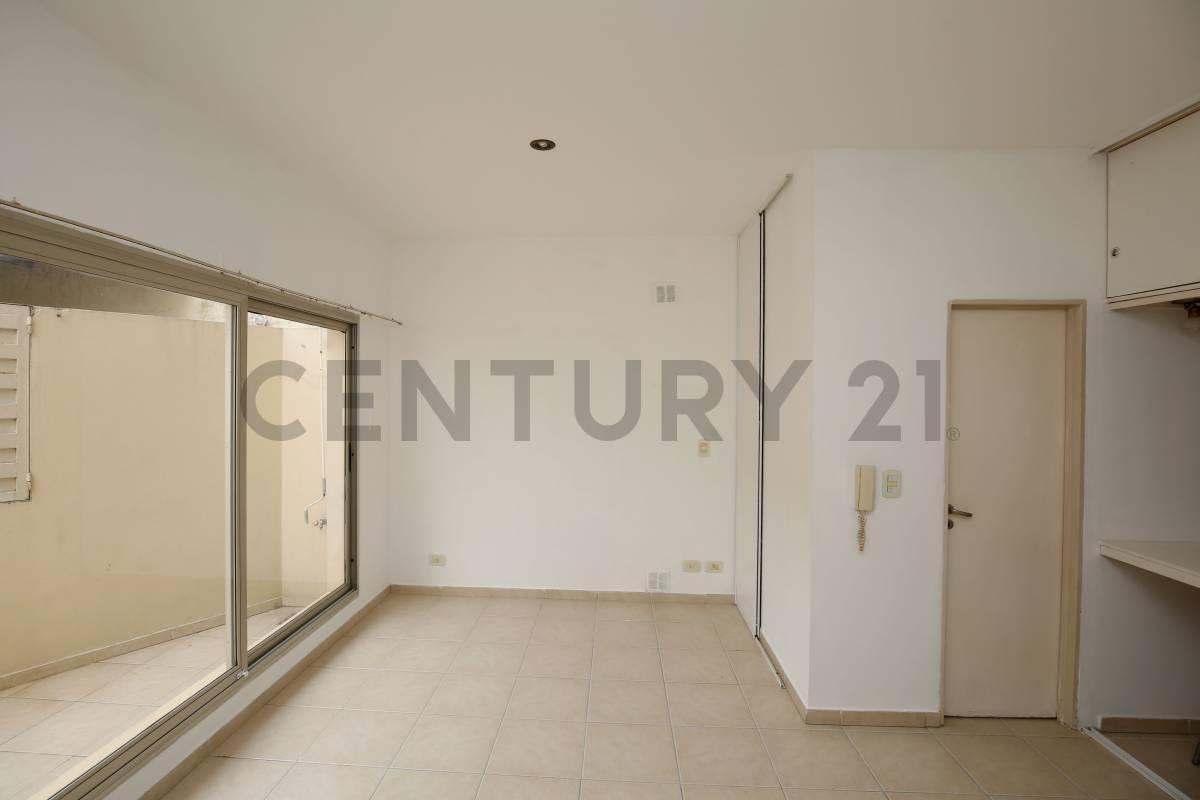 Foto de Monoambiente en venta en La Plata con patio, imagen 2