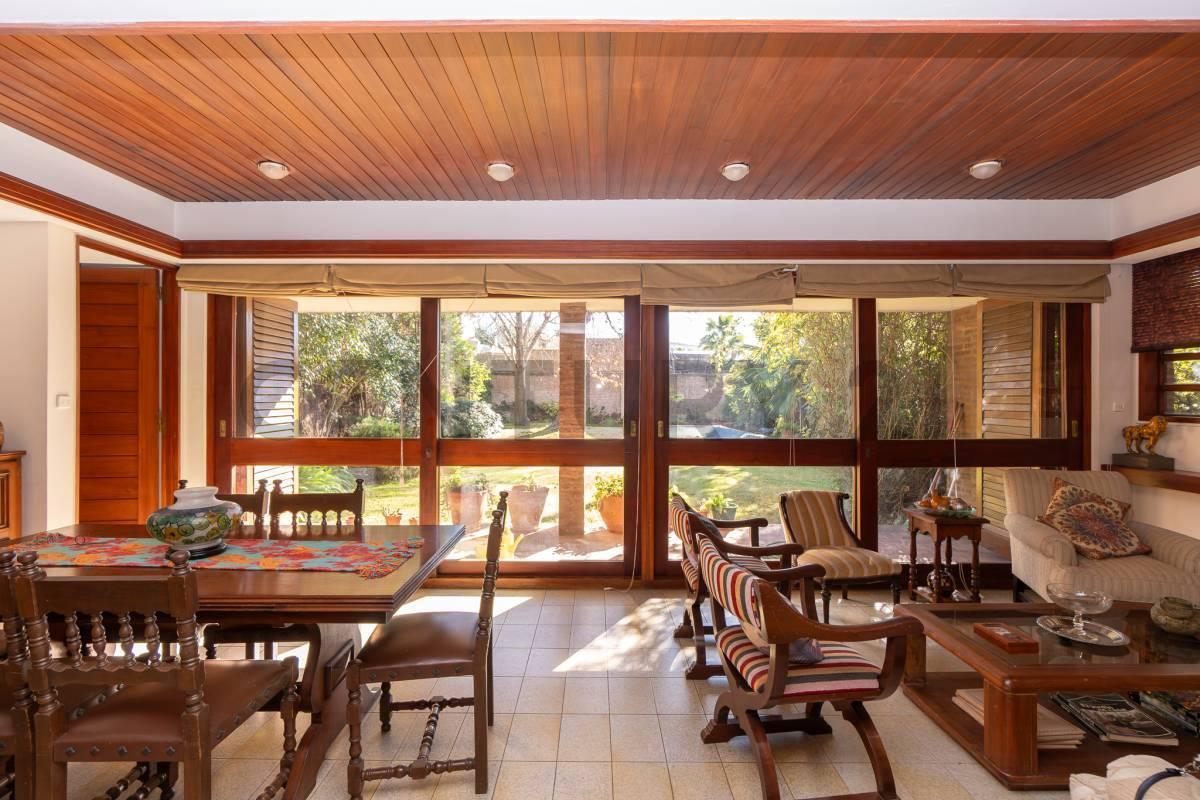 Foto de CASA EN VENTA DE 3 DORMITORIOS CON PARQUE Y PILETA EN LA PLATA, imagen 4