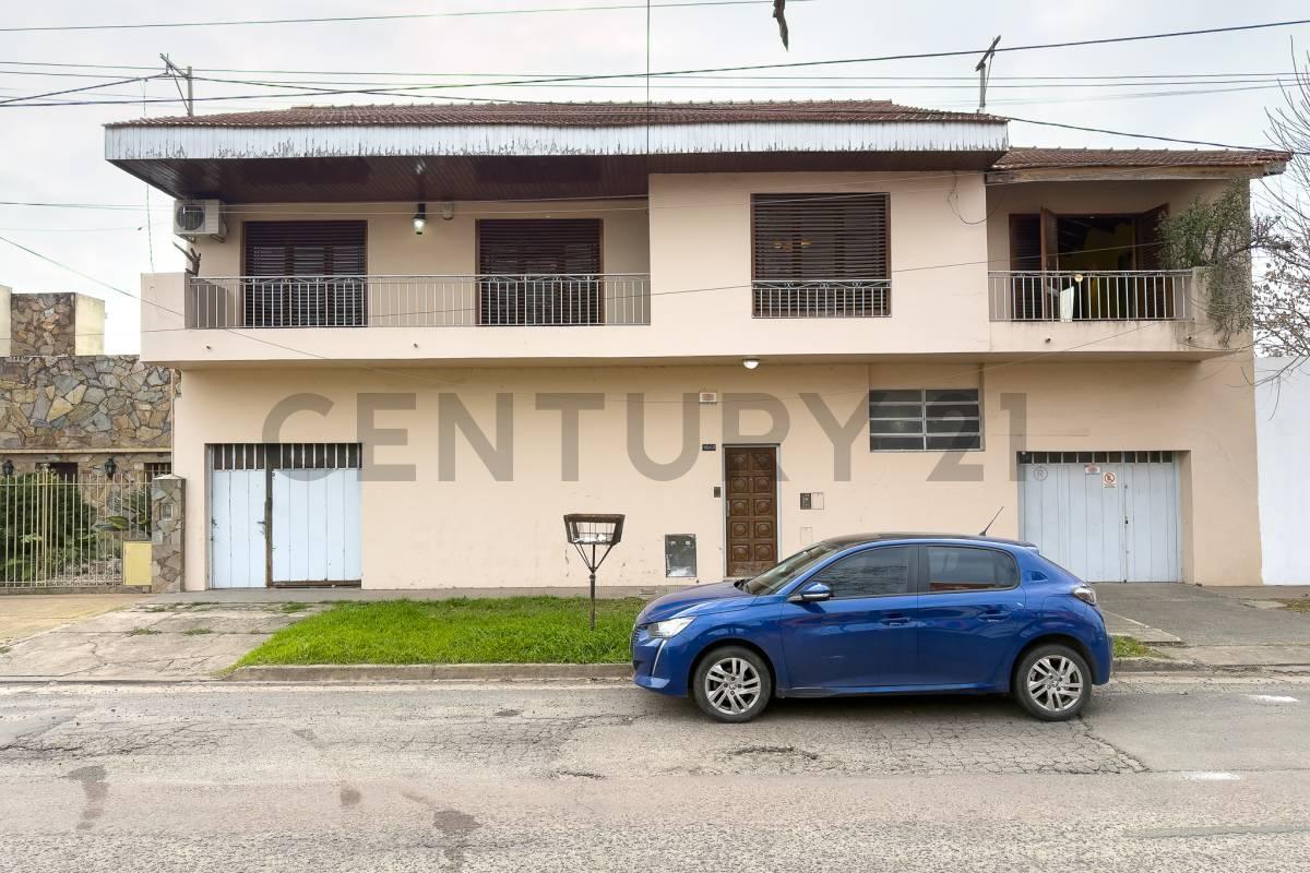 Foto de Casa en venta en La Plata de 2 dormitorios con cochera, imagen 1