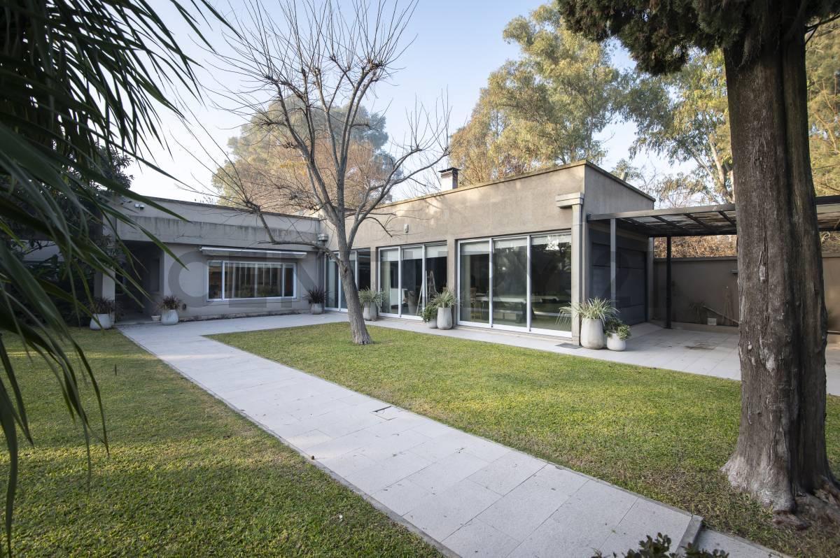 Foto de Casa en venta de categoría en Gonnet 4 Dormitorios / 4 Cocheras /, imagen 2