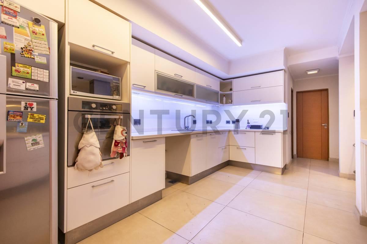 Foto de Casa en venta de categoría en Gonnet 4 Dormitorios / 4 Cocheras /, imagen 4