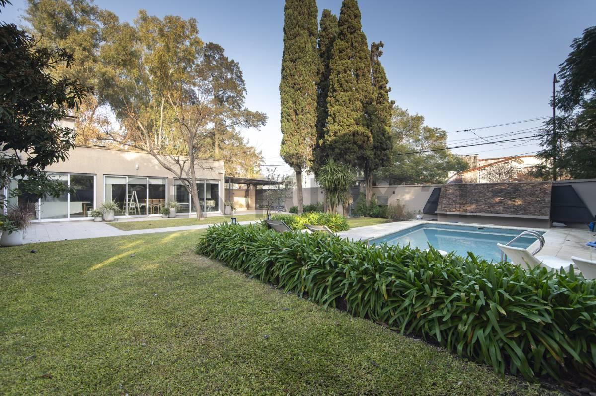 Foto de Casa en venta de categoría en Gonnet 4 Dormitorios / 4 Cocheras /, imagen 1
