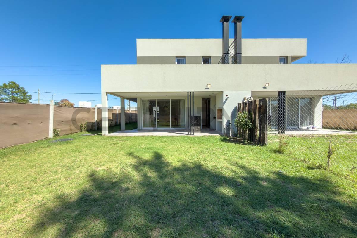 Foto de Casa en venta en Gorina con 3 dormitorios, cochera, parque, imagen 2