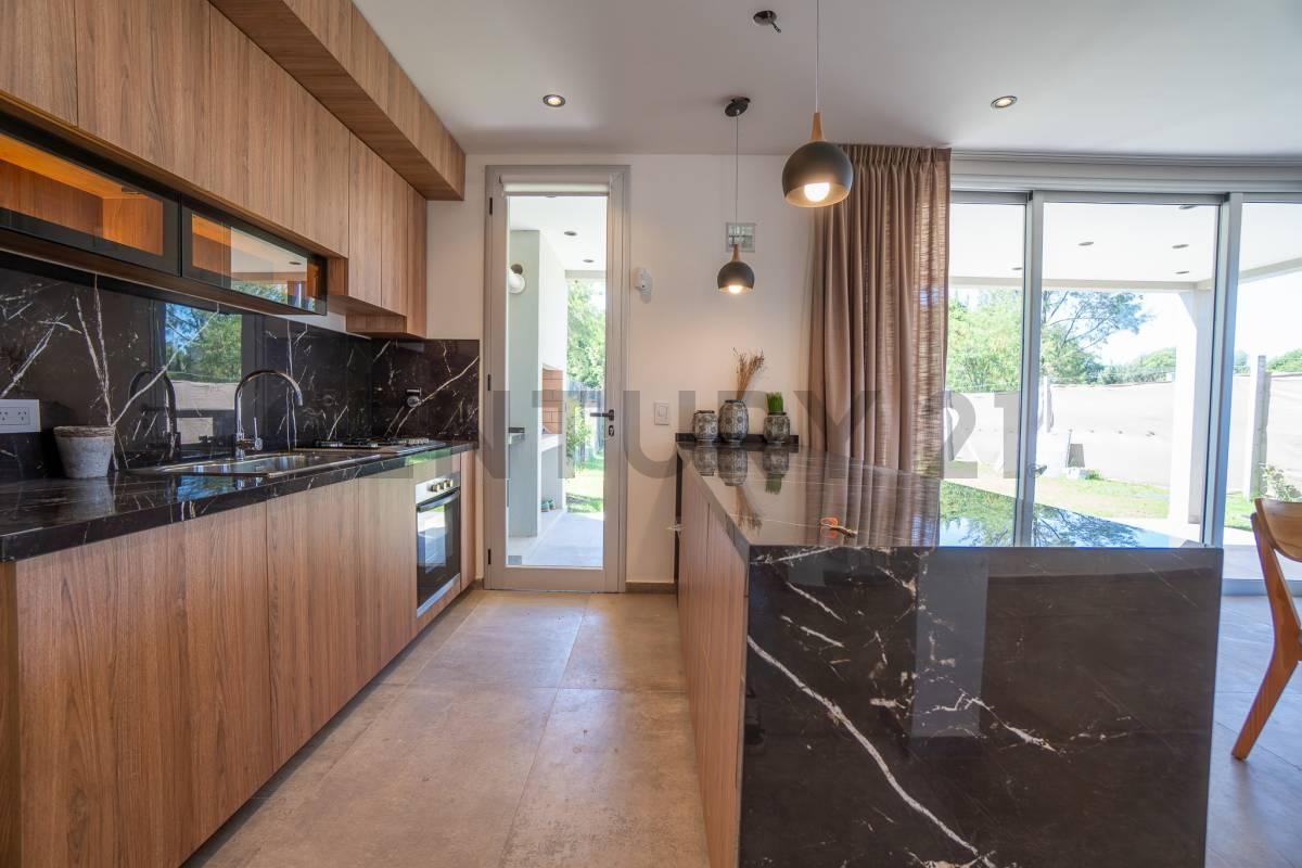 Foto de Casa en venta en Gorina con 3 dormitorios, cochera, parque, imagen 1