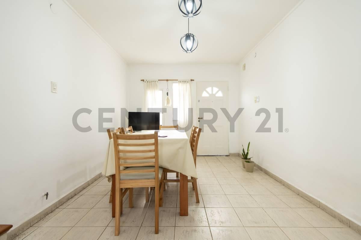 Foto de CASA EN VENTA LA PLATA 4 DORMITORIOS CON PARQUE PILETA, imagen 4