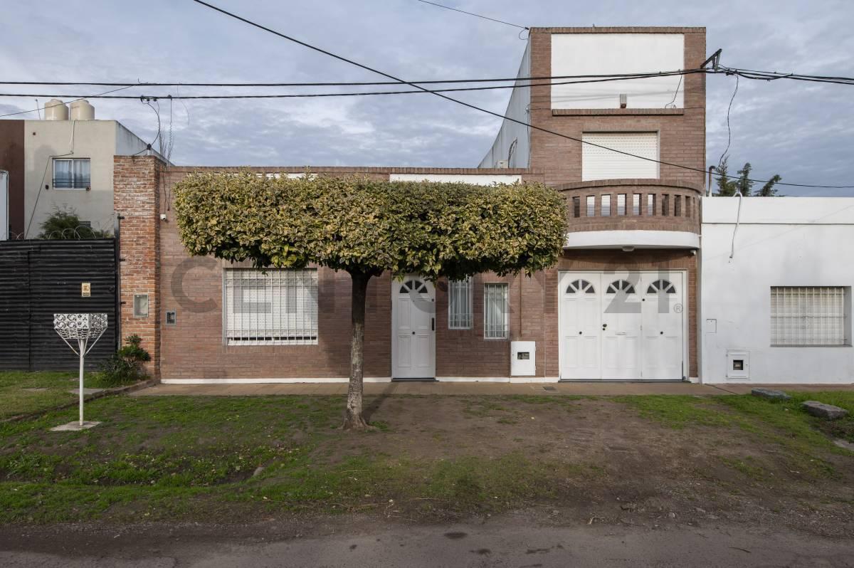 Foto de CASA EN VENTA LA PLATA 4 DORMITORIOS CON PARQUE PILETA, imagen 1