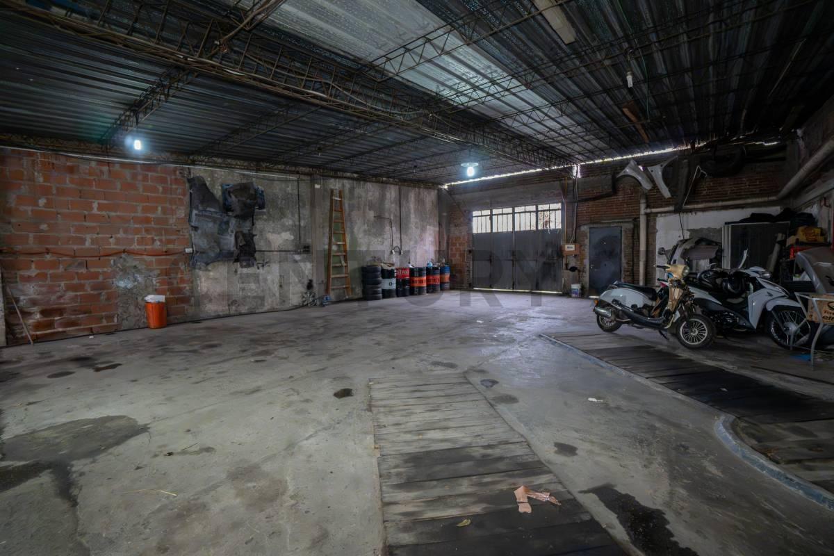Foto de Taller/galpón con casa en venta La Plata, imagen 3
