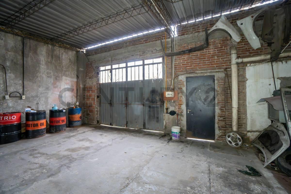 Foto de Taller/galpón con casa en venta La Plata, imagen 2