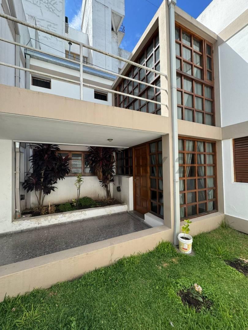 Foto de CASA EN VENTA EN BLOCK CON LOCAL EN PLENO CENTRO PLATENSE, imagen 2