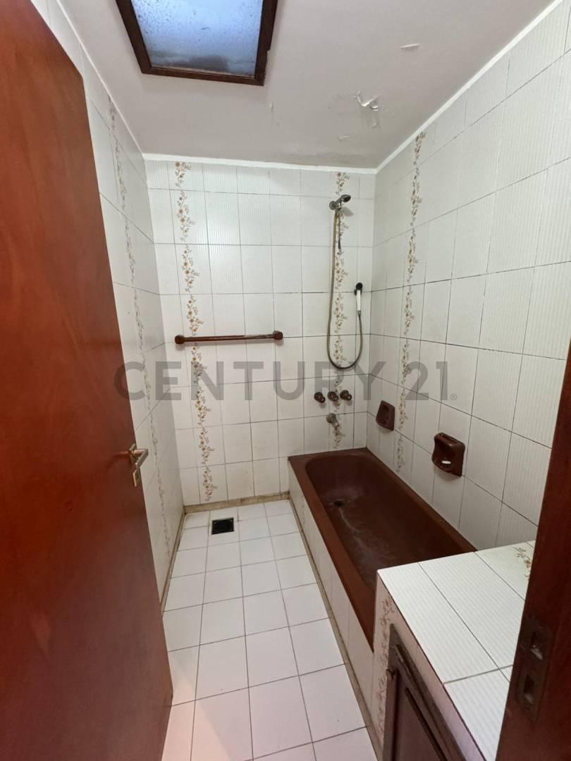 Foto de CASA EN VENTA EN BLOCK CON LOCAL EN PLENO CENTRO PLATENSE, imagen 4