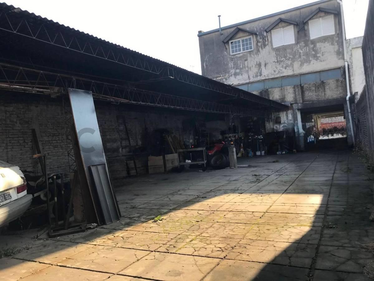 Foto de 33 entre 9 y 10 Taller Mecanico + Local + Departamentos en venta La, imagen 4