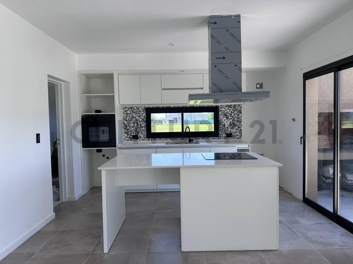 Foto de Casa en venta a la laguna en Hudson Magallanes, Pueblos del Plata, imagen 2