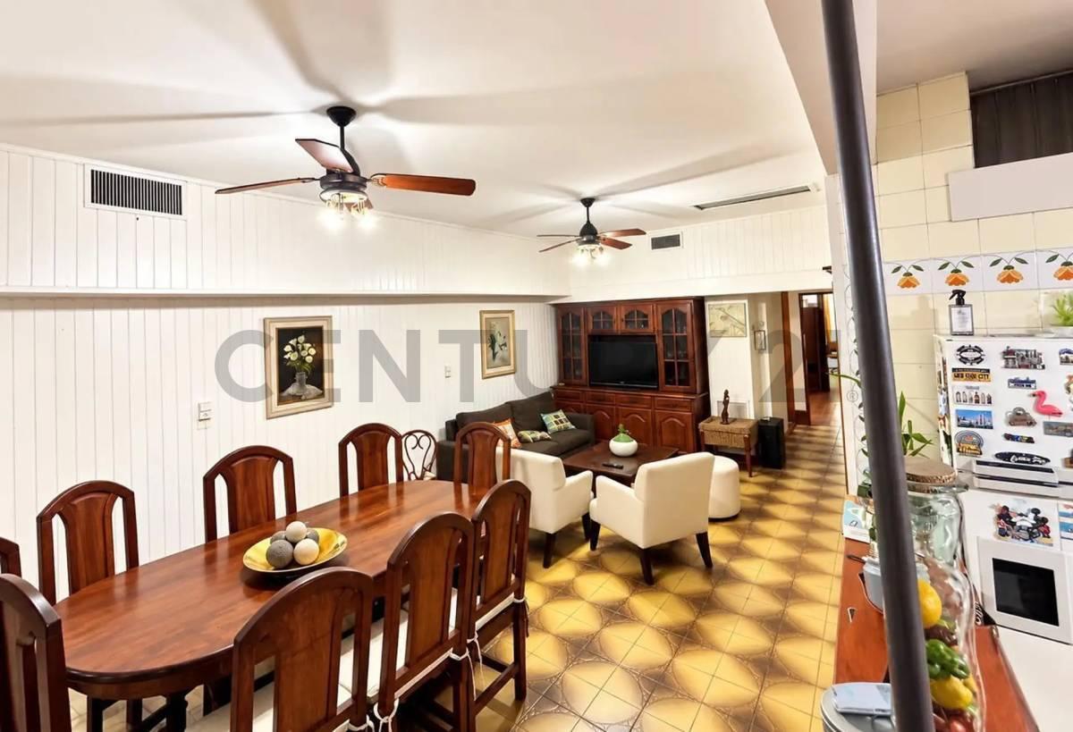Foto de CASA EN VENTA DE 3 DORMITORIOS, COCHERA Y PARQUE EN LA PLATA, imagen 2