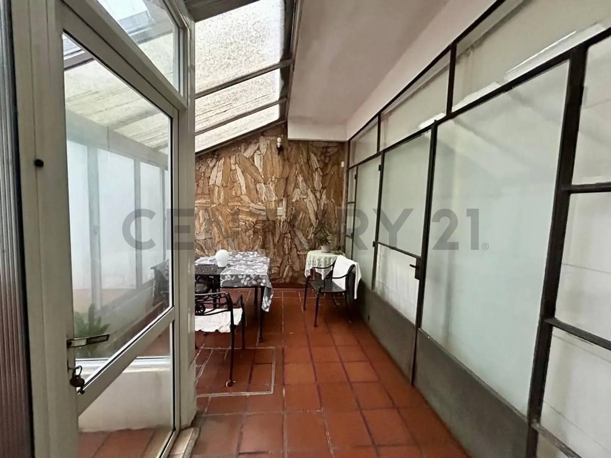 Foto de CASA EN VENTA DE 3 DORMITORIOS, COCHERA Y PARQUE EN LA PLATA, imagen 4