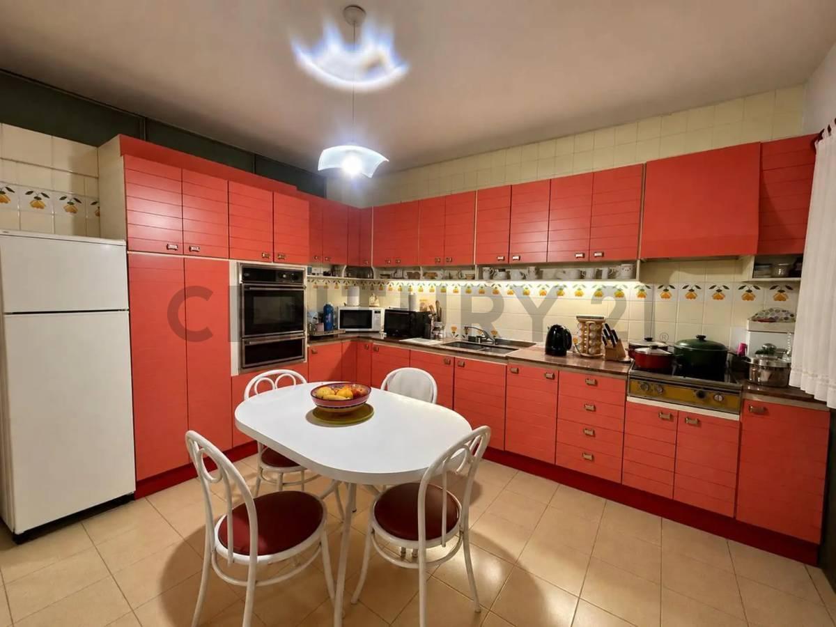 Foto de CASA EN VENTA DE 3 DORMITORIOS, COCHERA Y PARQUE EN LA PLATA, imagen 1
