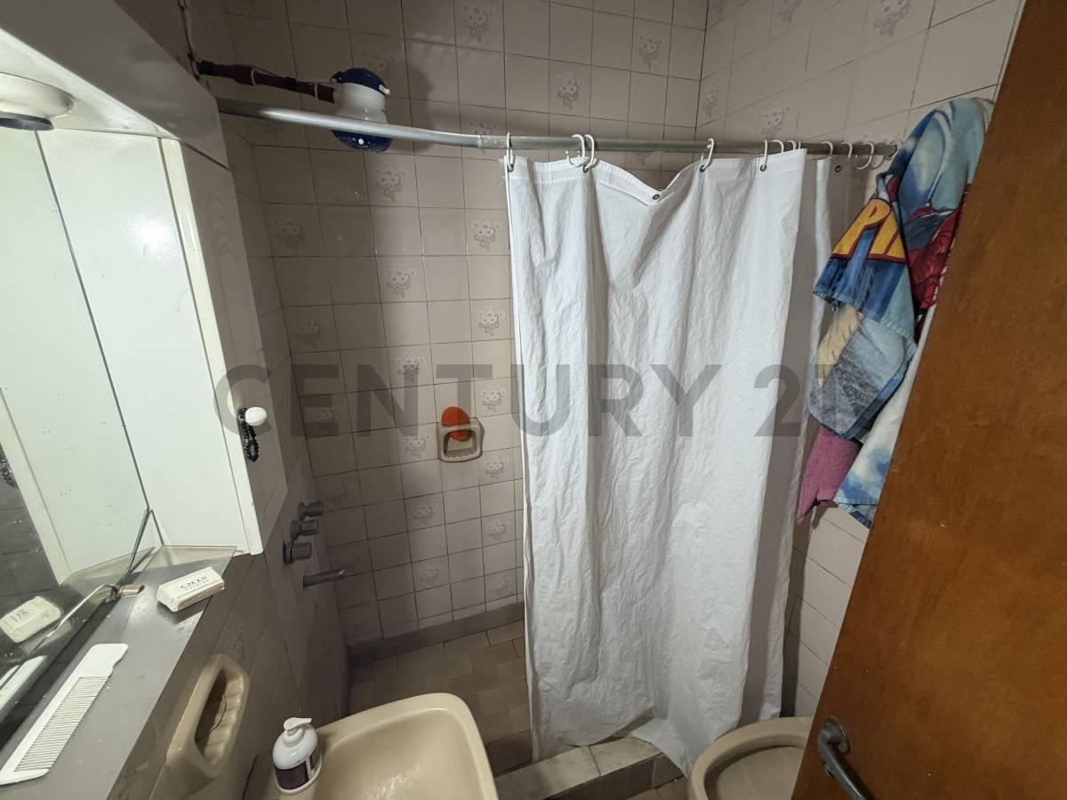 Foto de VENTA EN BLOQUE 2 CASAS+ GALPON Y AMPLIO PARQUE EN 10 79 Y 80, imagen 3