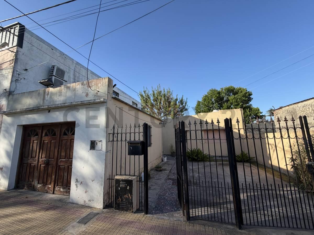 Foto de VENTA EN BLOQUE 2 CASAS+ GALPON Y AMPLIO PARQUE EN 10 79 Y 80, imagen 1
