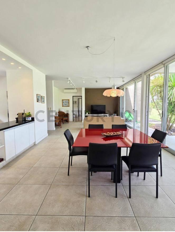 Foto de VENTA -Imponente casa en Haras del Sur II con vista al golf, imagen 5