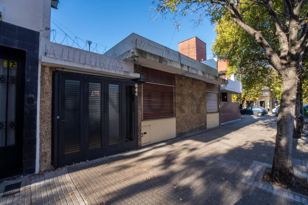 Foto de CASA EN VENTA – APTO BANCO | 2 DORMITORIOS + COCHERA + PATIO, imagen 2