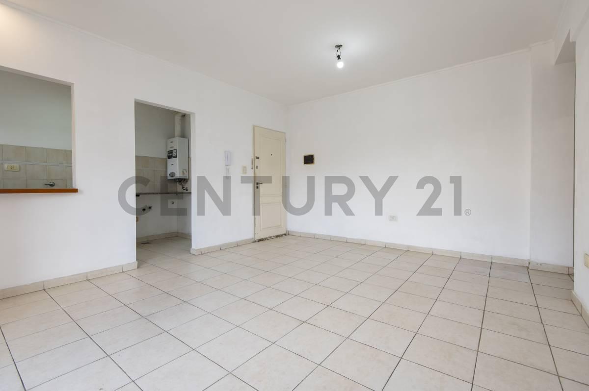 Foto de Departamento en venta en La Plata de 2 dormitorios al frente con cochera, imagen 3