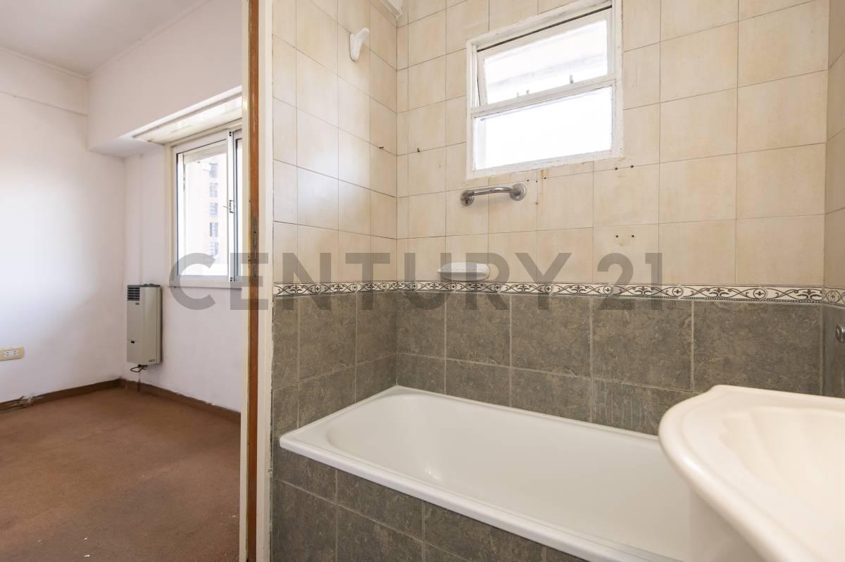 Foto de Departamento en venta en La Plata de 2 dormitorios al frente con cochera, imagen 2