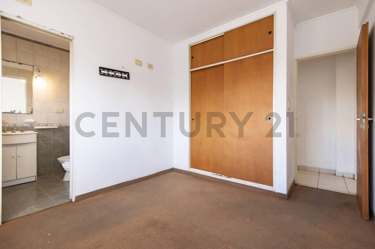 Foto de Departamento en venta en La Plata de 2 dormitorios al frente con cochera, imagen 1