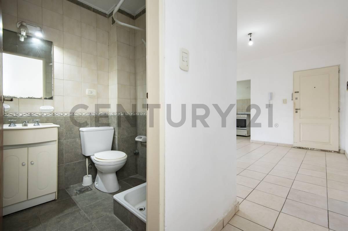 Foto de Departamento en venta en La Plata de 2 dormitorios al frente con cochera, imagen 5