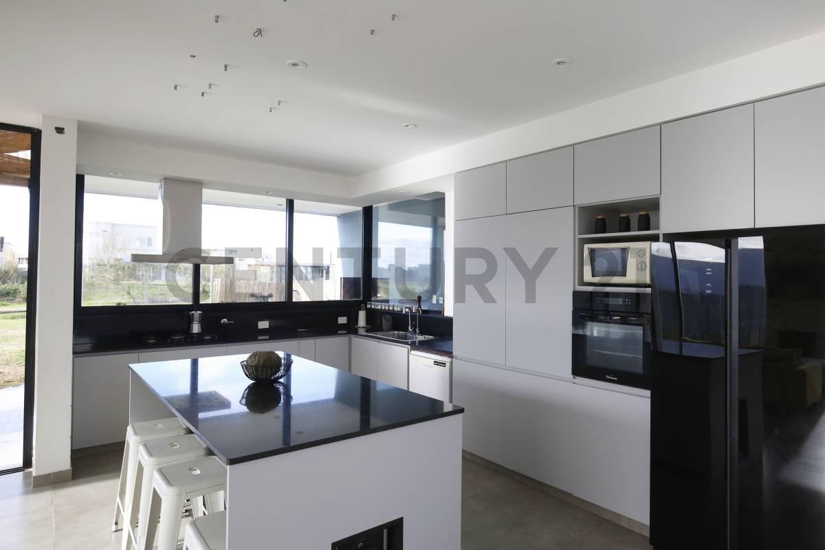 Foto de Casa en venta, tres dormitorios y pileta, Magallanes Hudson, imagen 2
