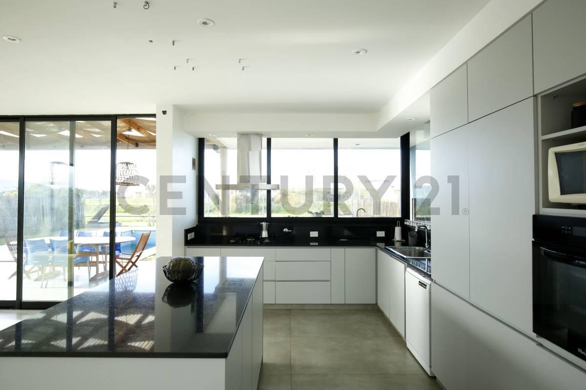 Foto de Casa en venta, tres dormitorios y pileta, Magallanes Hudson, imagen 3