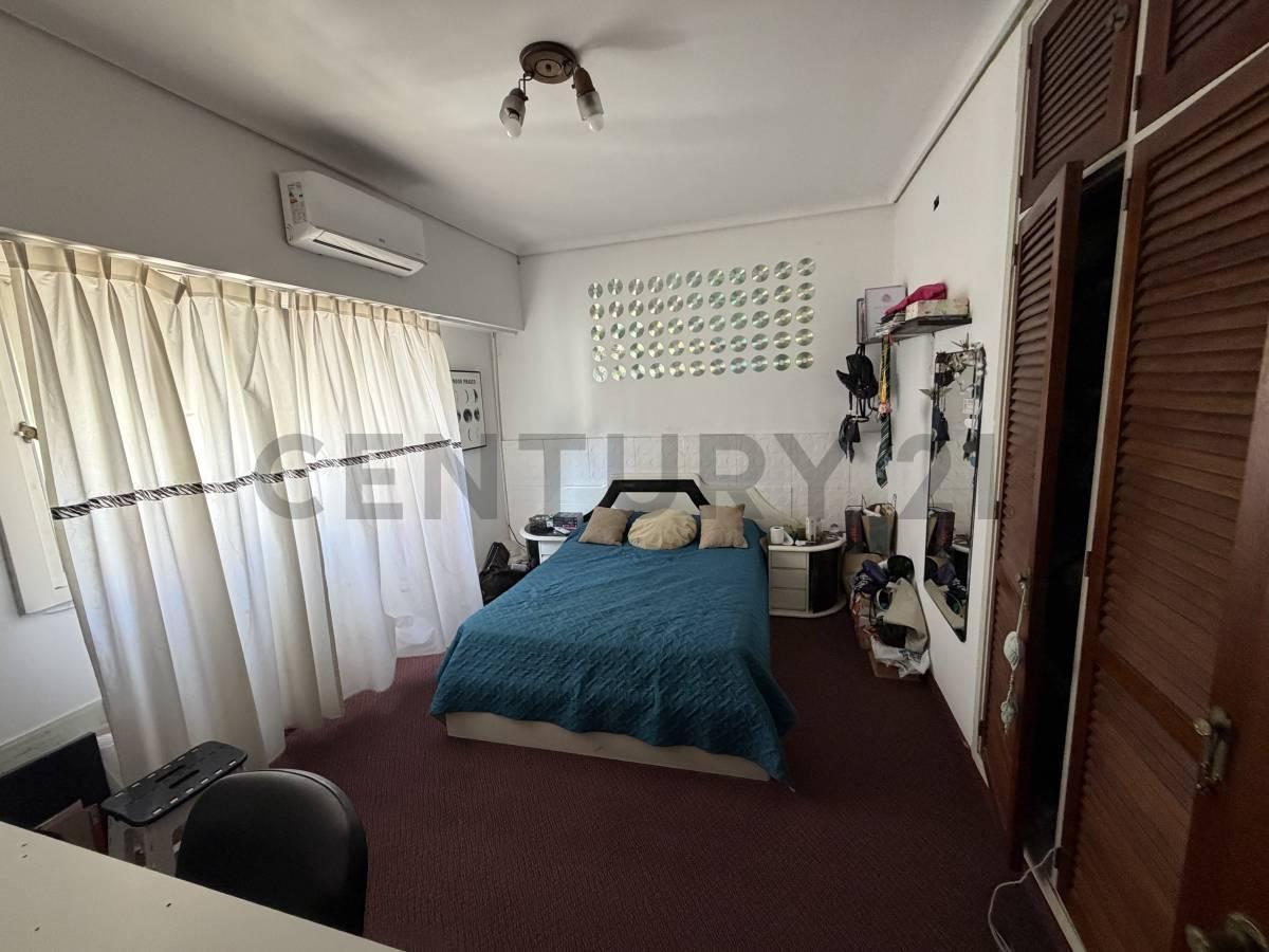Foto de Calle 56 e/ 1 y 2 - CASA 4 DORMITORIOS EN VENTA LA PLATA| 600M2 LOTE|, imagen 3