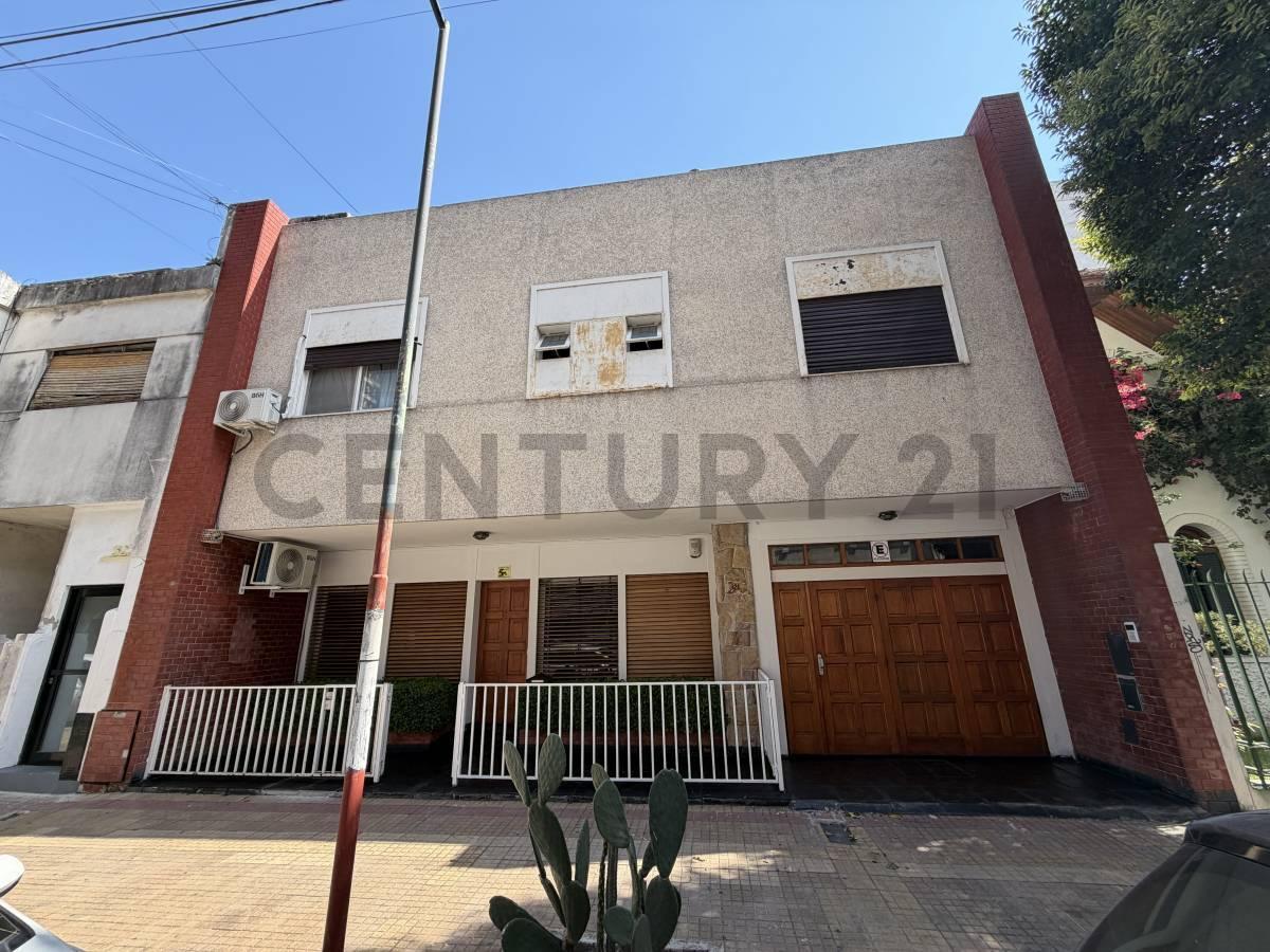 Foto de Calle 56 e/ 1 y 2 - CASA 4 DORMITORIOS EN VENTA LA PLATA| 600M2 LOTE|, imagen 1