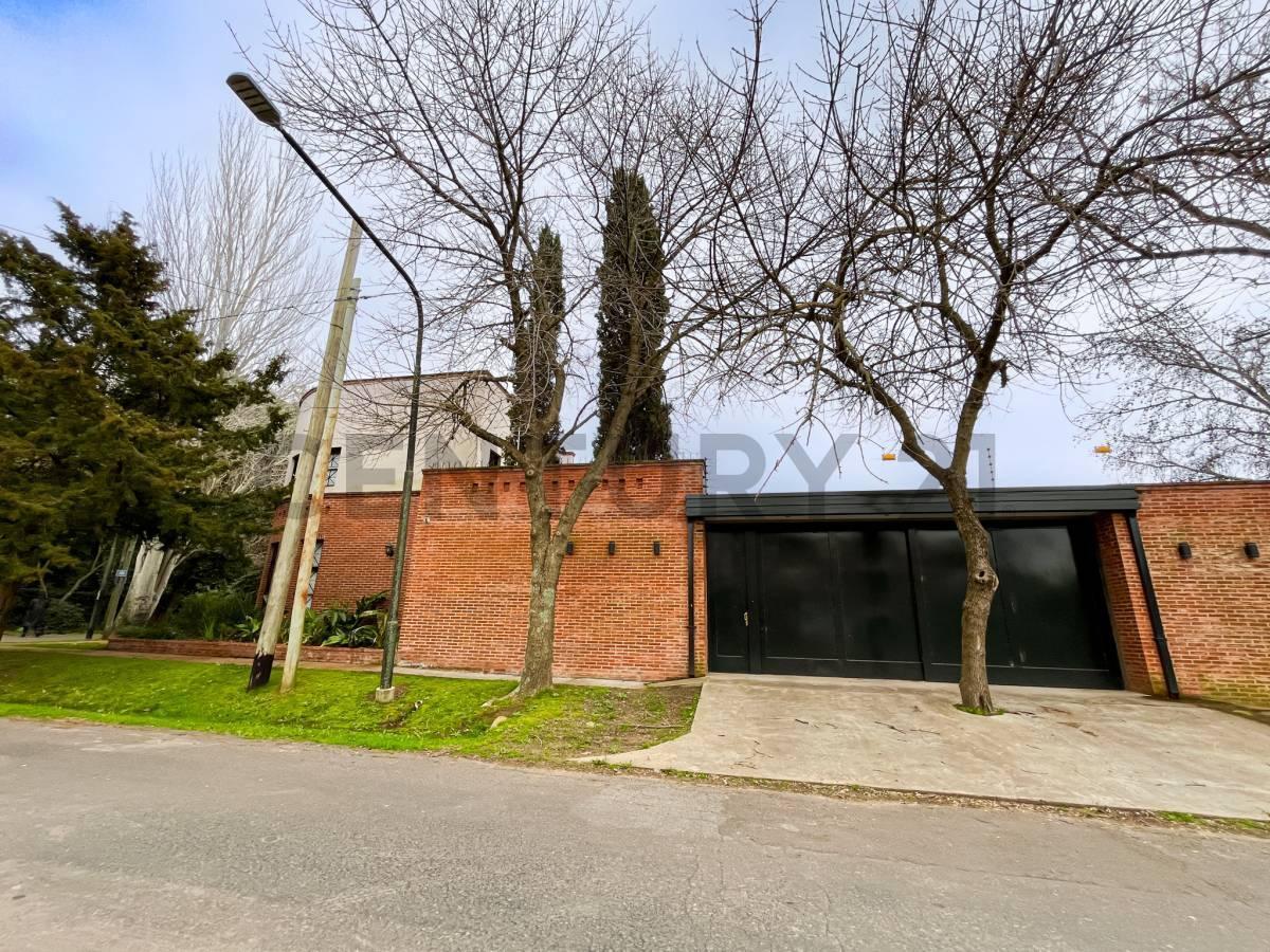 Foto de 503 entre 18 y 18 bis CASA DE 5 DORMITORIOS CATEGORIA EN VENTA GONNET, imagen 5