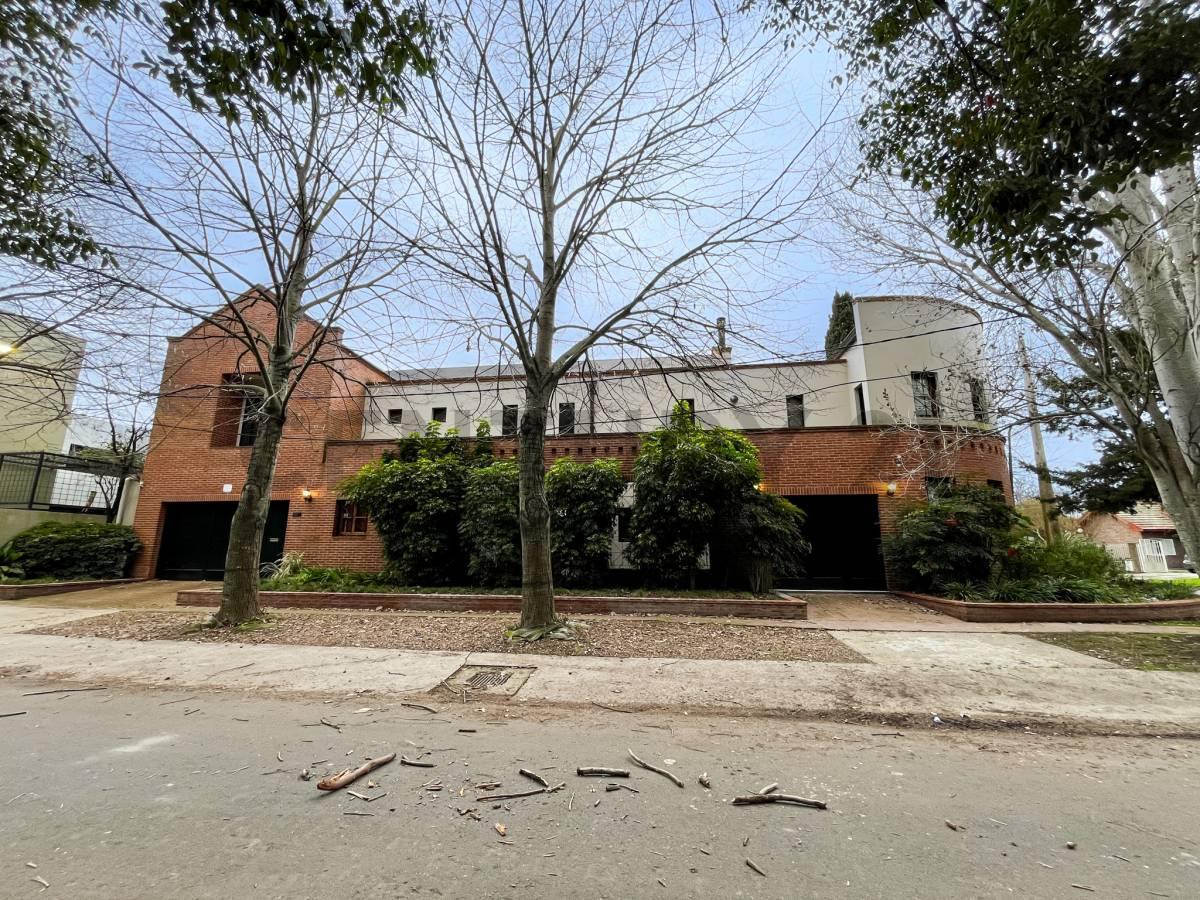Foto de 503 entre 18 y 18 bis CASA DE 5 DORMITORIOS CATEGORIA EN VENTA GONNET, imagen 1
