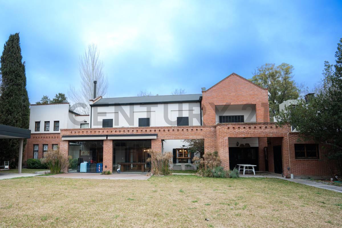 Foto de 503 entre 18 y 18 bis CASA DE 5 DORMITORIOS CATEGORIA EN VENTA GONNET, imagen 2