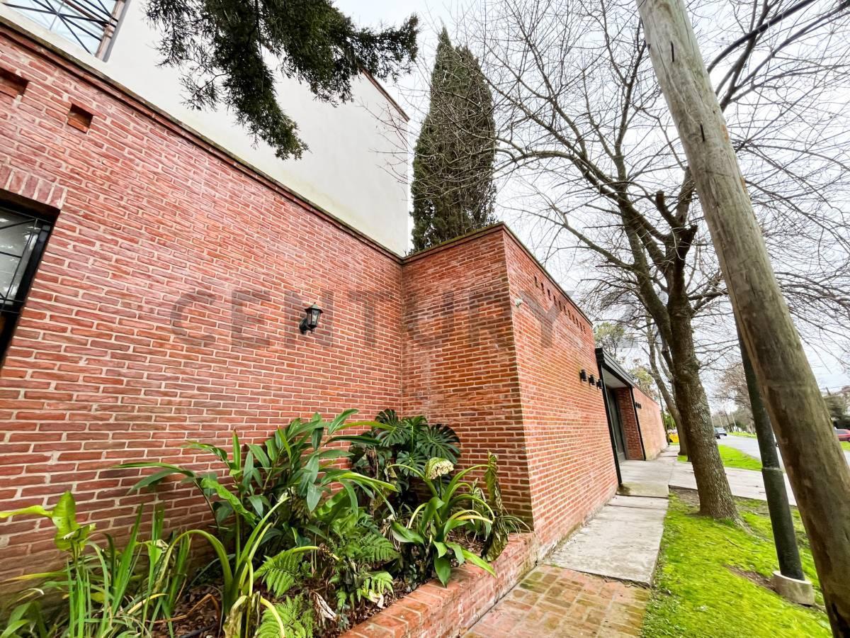 Foto de 503 entre 18 y 18 bis CASA DE 5 DORMITORIOS CATEGORIA EN VENTA GONNET, imagen 3