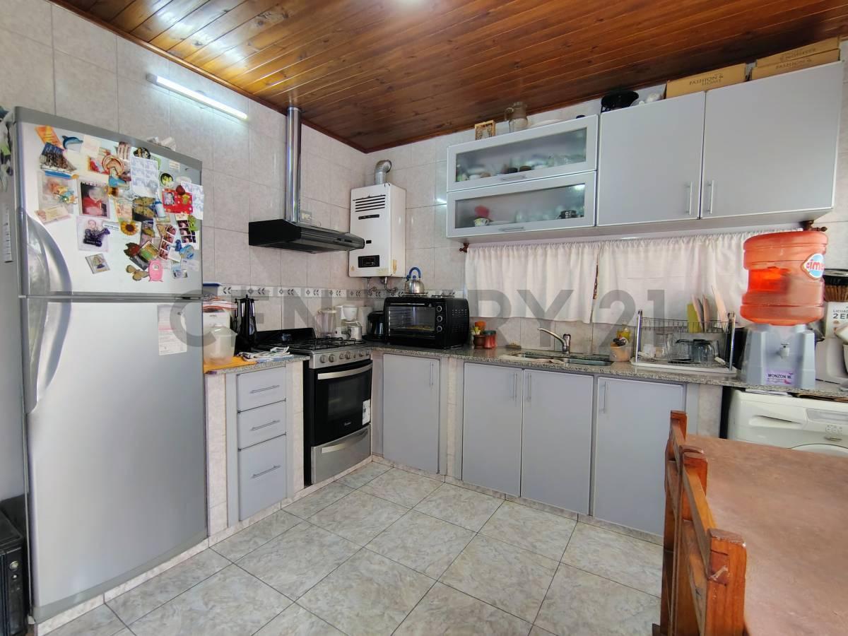 Foto de CASA EN VENTA EN LA PLATA 2 DORMITORIOS CON PATIO Y COCHERA, imagen 1