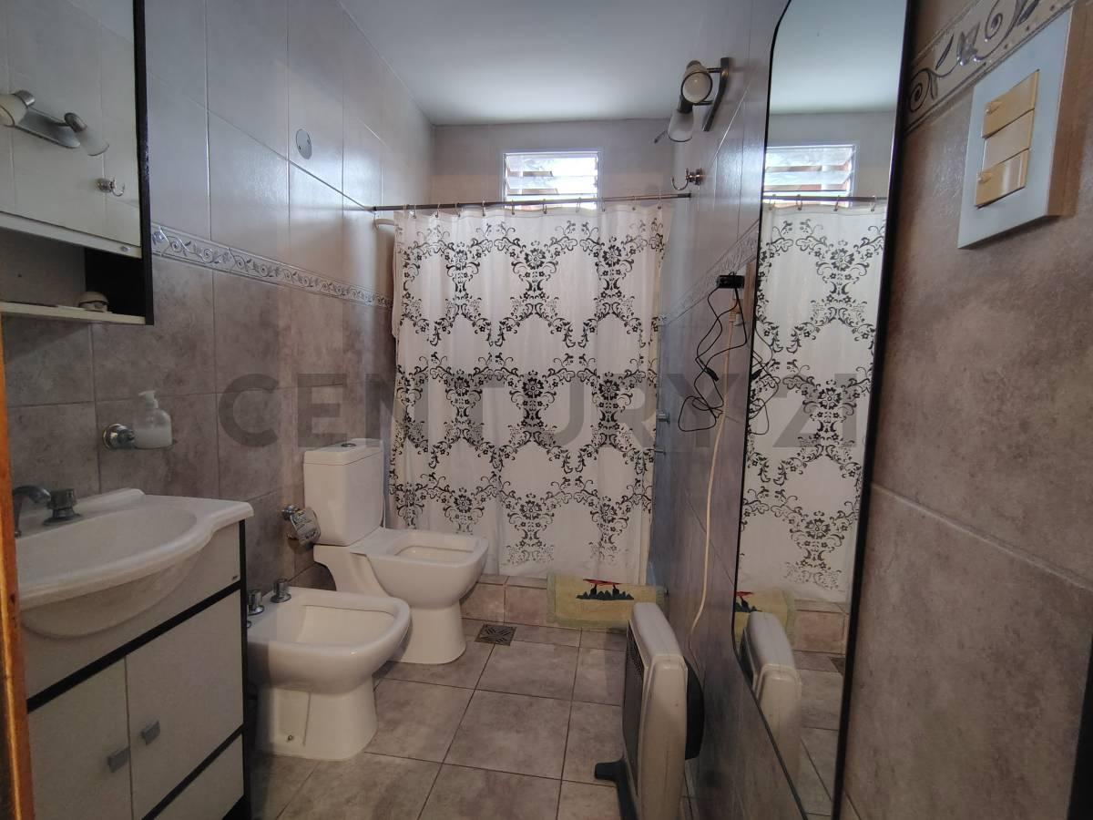 Foto de CASA EN VENTA EN LA PLATA 2 DORMITORIOS CON PATIO Y COCHERA, imagen 3