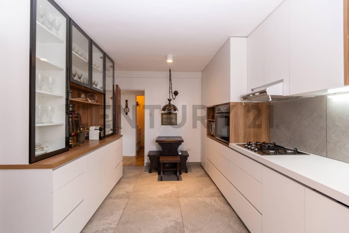 Foto de Departamento en venta en La Plata de tres dormitorios con cochera, imagen 1