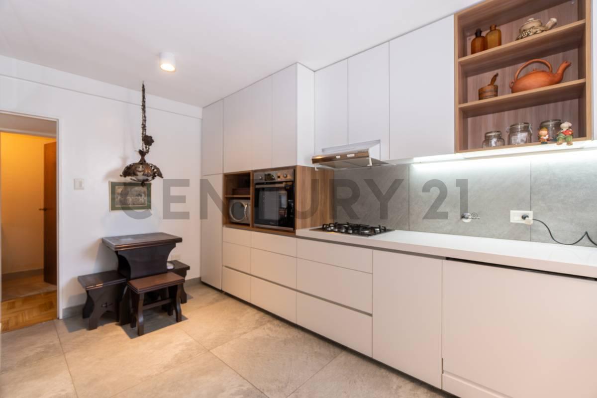 Foto de Departamento en venta en La Plata de tres dormitorios con cochera, imagen 2