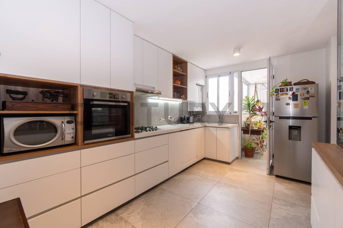 Foto de Departamento en venta en La Plata de tres dormitorios con cochera, imagen 3