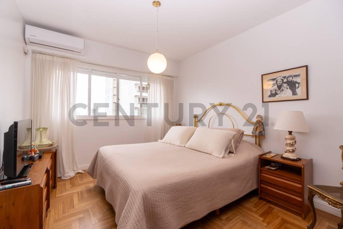 Foto de Departamento en venta en La Plata de tres dormitorios con cochera, imagen 4