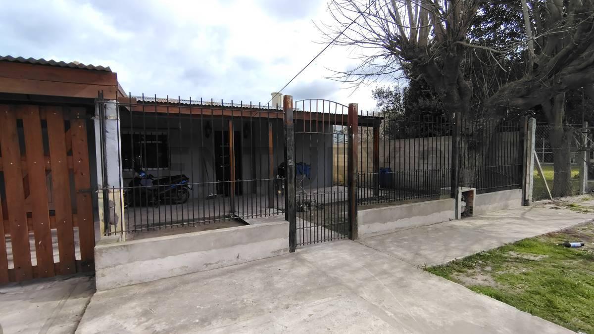 Foto de CASA EN VENTA EN VILLA ELISA DE DOS DORMITORIOS Y PARQUE, imagen 2