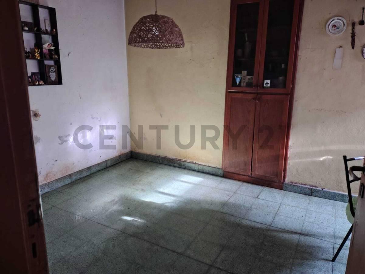 Foto de CASA EN VENTA EN LA PLATA TIPO PH AL FRENTE CON COCHERA CUBIERTA A, imagen 2