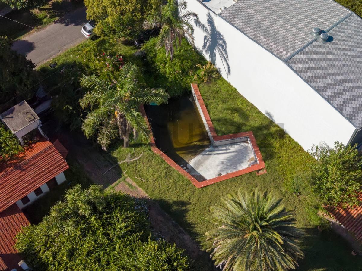 Foto de Casa con local en venta en La Plata con pileta, imagen 4