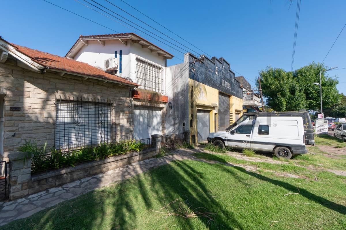 Foto de Casa con local en venta en La Plata con pileta, imagen 5
