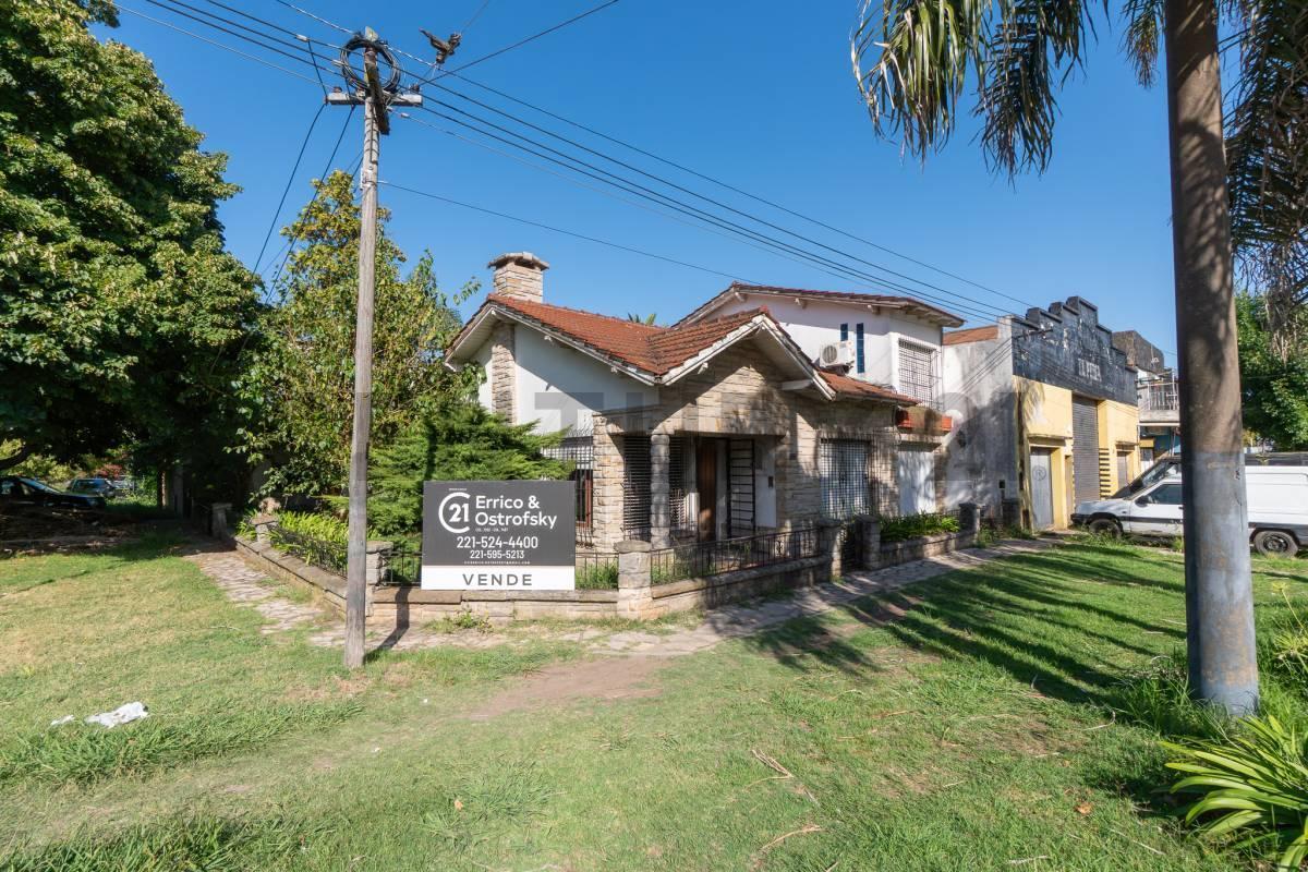 Foto de Casa con local en venta en La Plata con pileta, imagen 1