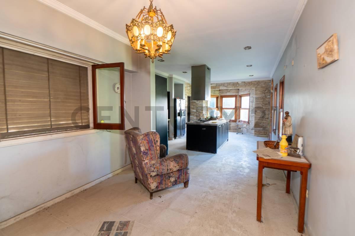 Foto de Casa con local en venta en La Plata con pileta, imagen 3