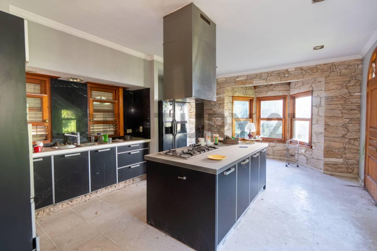 Foto de Casa con local en venta en La Plata con pileta, imagen 2