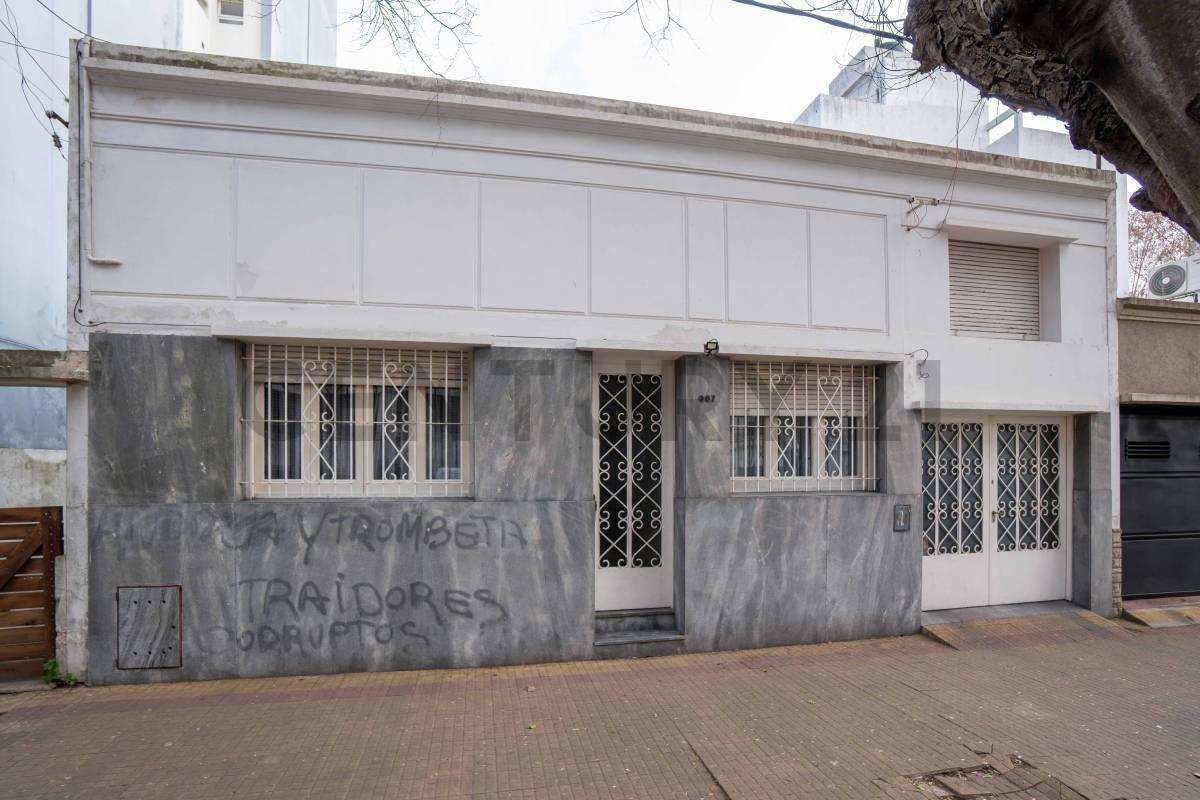 Foto de Casa en venta en La Plata de 3 dormitorios sobre lote de 300 m² con, imagen 1