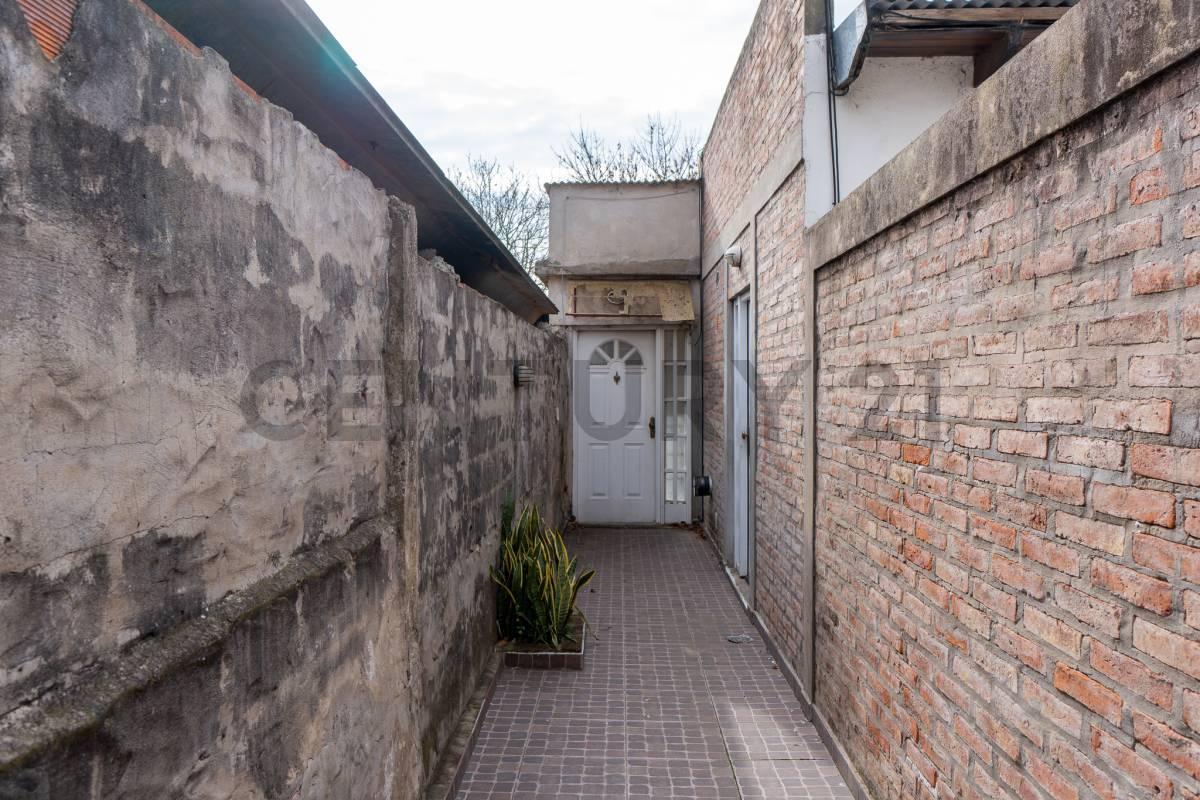 Foto de Casa en venta en La Plata con dos departamentos, imagen 3